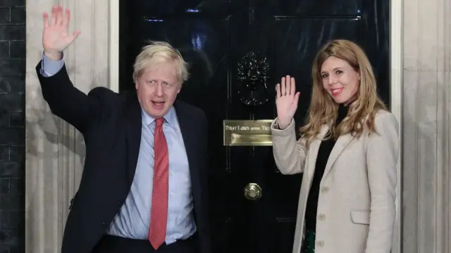 Johnson'un partneri Carrie Symonds ile birlikte yaşadığı Başbakanlık konutundaki özel dairenin dekorasyonunu kimin ödediği de sorgulanıyor