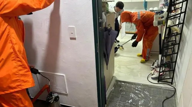 18일 오전 6시 1분쯤 경기 고양시 일산서구 대화동 한 반지하 가구가 폭우로 침수돼 신고를 받고 출동한 소방 당국이 배수 작업을 벌이고 있다