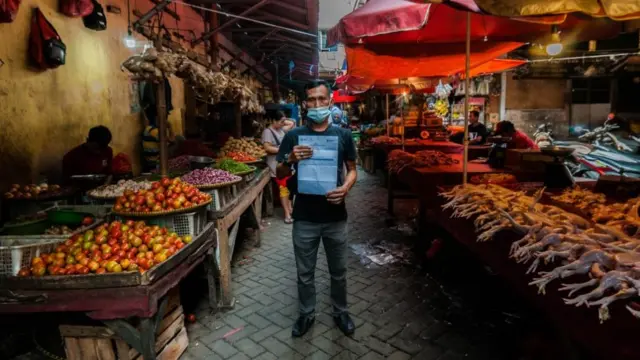 Seorang pedagang menunjukkan sertifikat vaksin COVID-19 miliknya di pasar tradisional Rangkasbitung, Lebak, Banten, Jumat (6/8/2021)