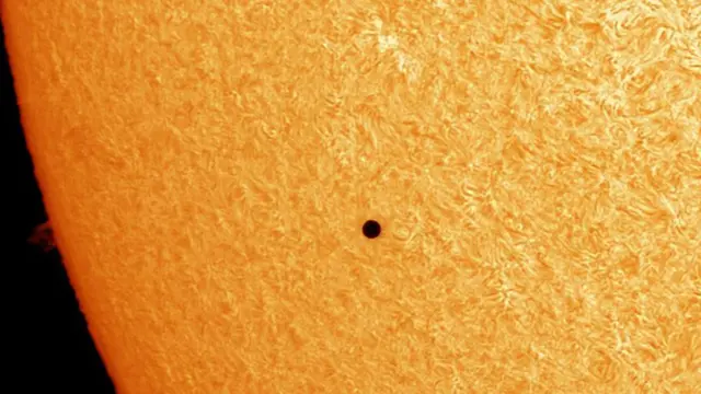 Aquí se ve la silueta de Mercurio mientras orbita frente al Sol.