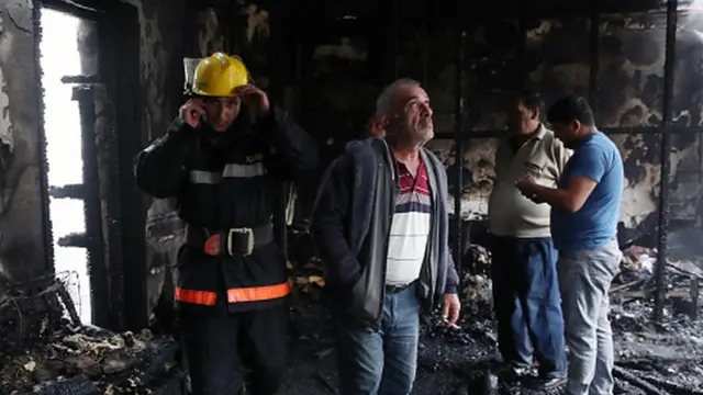 Yanğınsöndürən və mülki geyimli şəxslər