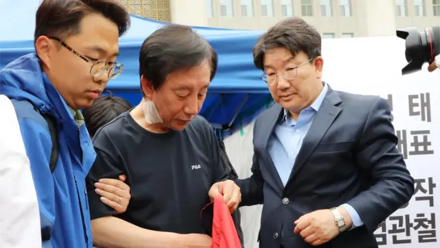 '드루킹 사건'으로 불리는 댓글조작 사건의 특검수용을 요구하며 노숙 단식농성을 한 김성태 자유한국당 원내대표