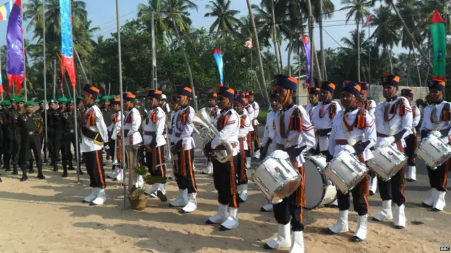 සුනාමියෙන් මියගිය පිරිස් සිහිපත් කරමින්