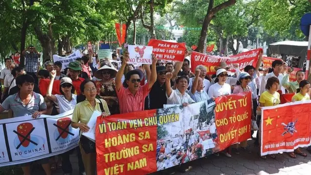 Người dân biểu tình chống yêu sách Đường lưỡi bò của Trung Quốc trên Biển Đông.