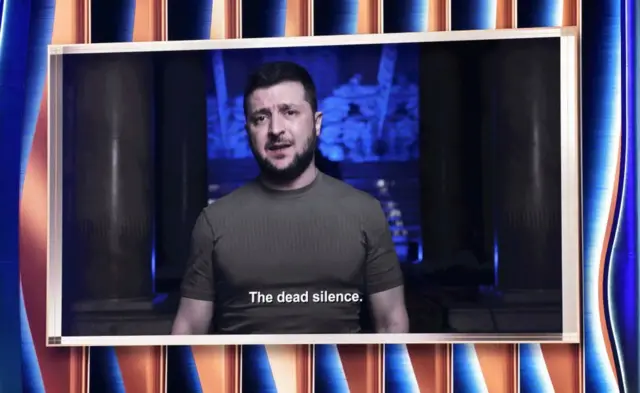 El presidente de Ucrania, Volodymyr Zelensky, se dirige a la audiencia de los Grammy en un video grabado emitido durante la ceremonia.