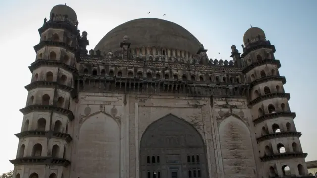 মাইকে আজান দিলে শব্দ দূষণ হচ্ছে আর মানুষের অসুবিধা হচ্ছে, এমনটাই দাবী হিন্দু সংগঠগুলির