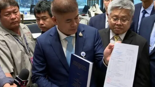 ร.อ. ธรรมนัส นำใบทรานสคริปต์มาโชว์ผู้สื่อข่าว หลังถูกตั้งข้อสงสัยเรื่องวุฒิปริญญาเอก