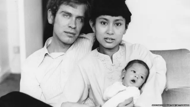 ਮਾਈਕਲ ਐਰਿਸ ਅਤੇ ਪੁੱਤ ਅਲੈਗਜ਼ੈਂਡਰ ਨਾਲ ਔਂਗ ਸਾਨ ਸੂ ਚੀ