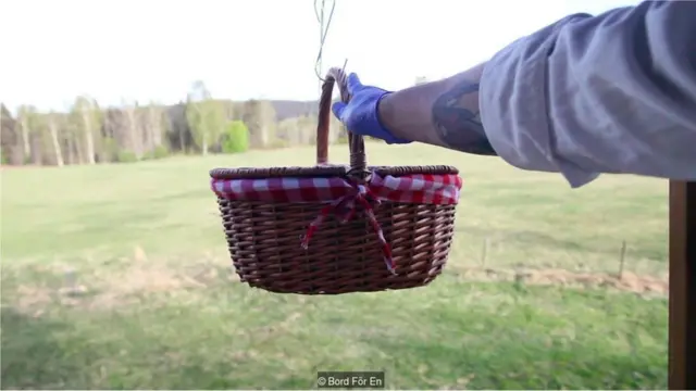 코스 요리는 부부의 2층 주방 창문에서 도르래 시스템을 통해 제공된다