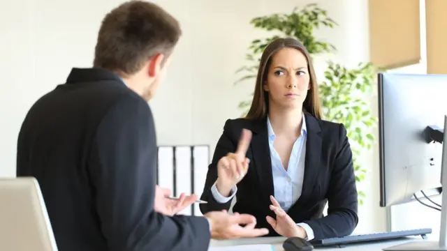 Une femme bouge son doigt négativement