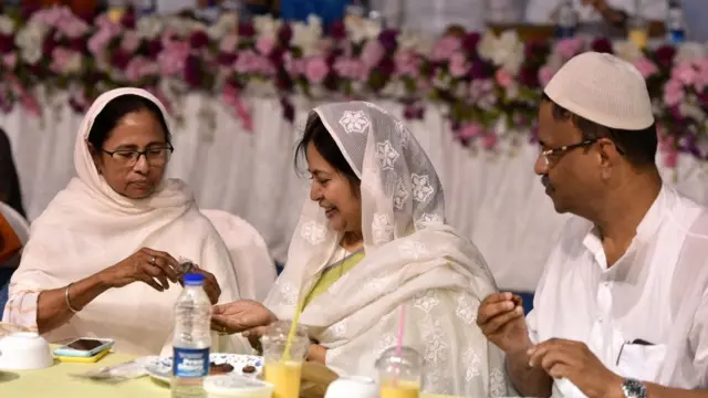 কলকাতার মেয়র ফিরহাদ হাকিমের সঙ্গে একটি ইফতার পার্টিতে পশ্চিমবঙ্গের মুখ্যমন্ত্রী মমতা ব্যানার্জি
