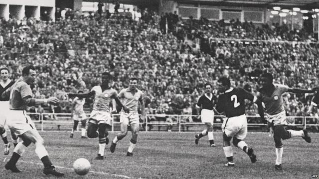 Pelé anota frente a Gales en 1958.