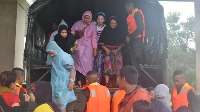 เร่งอพยพประชาชนจากศูนย์พักพิงที่ได้รับความเสียหาย