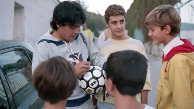Maradona junto a niños