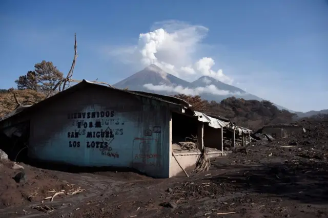 Una casa de San Miguel Los Lotes con el Volcán de Fuego detrás, en Guatemala.