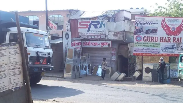 कानपुर में महिलाएं कर रही हैं शराब की दुकानों का विरोध