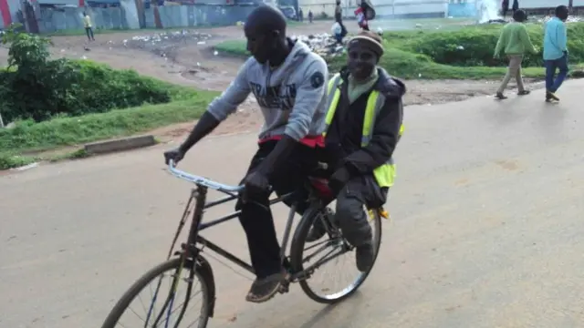 Un cycliste Boda Boda à Bungoma, Kenya