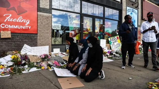 يؤدون الصلاة على روح جورج فلويد