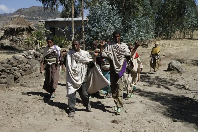 Deo vernika odlučuje se za višenedeljno pešačenje prašnjavim planinskim stazama, a od kojih neki na ovaj mukotrpni put kreću bosonogi.