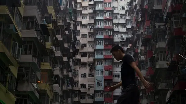 สำหรับประชาชนทั่วไป ราคาอะพาร์ตเมนต์ในฮ่องกงถือว่าสูงกว่ารายได้มาก แม้จะมีเงินมากกว่า 1 ล้านปอนด์ (44.4 ล้านบาท) ก็ซื้อห้องได้แค่ขนาดประมาณห้องนั่งเล่นทั่วไปในประเทศอื่น ๆ