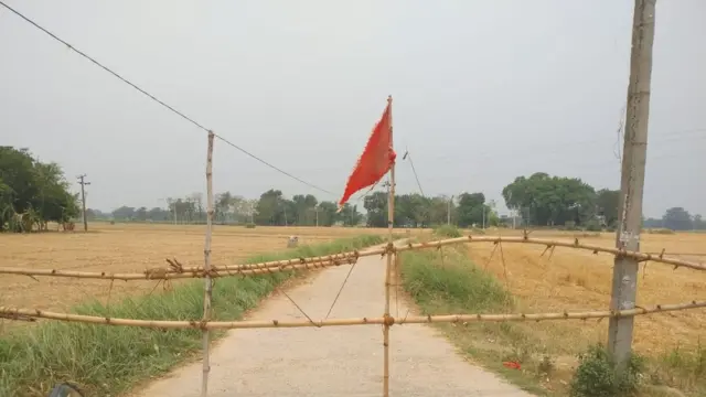 सिवान के एक गांव में लोगों ने सड़क पर बांस लगाकर मिश्र घाट (श्मशान घाट) जाने का रास्ता ही बंद कर दिया है.