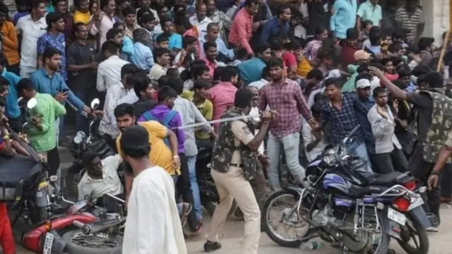 प्रदर्शनकारी और पुलिस