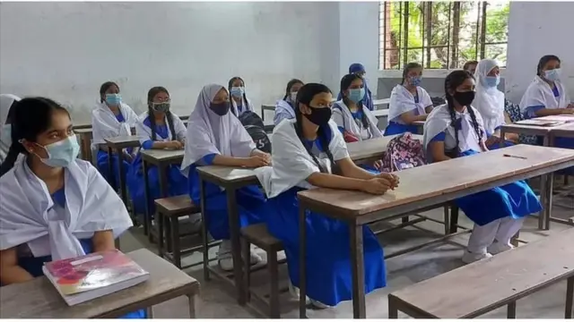 গত সেপ্টেম্বরে স্কুল খোলার প্রথম দিনের ছবি।