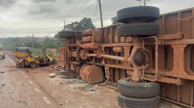 Ụgbọala Trailer ahụ na ọgbaatumtum keke kpọriri