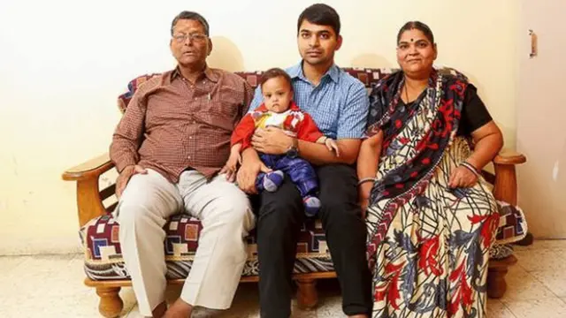 आई-वडील आणि अवनीशसोबत आदित्य