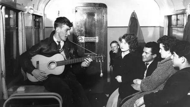 Un juglar cantando a un grupo en el metro