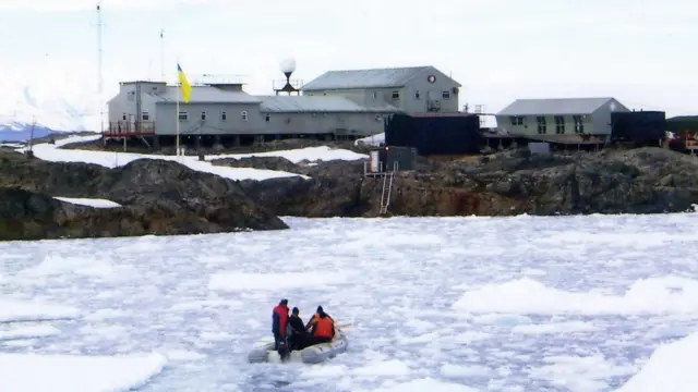 біля станції