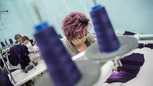 Кыргызстанда аялдар активдүү болгон ишкерликтин негизги түрү кийим тигүү тармагы.