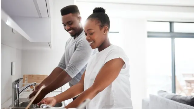 በቤት ውስጥ ስራ የሚተጋገዙ ወጣት ጥንዶች