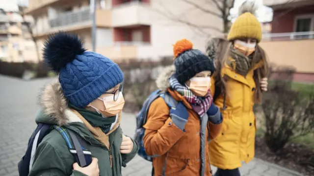Niños con mascarillas