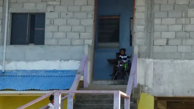 எண்ணெய் கண்டுபிடிக்கப்பட்டது தொடர்பாக பெரிய நம்பிக்கை எல்லாம் கயானாவின் தலைநகரமான ஜார்ஜ்டவுன் அருகே இருக்கும் ஏழ்மையான பகுதியான சோஃபியாவில் வசிப்பவர்களிடம் இல்லை.