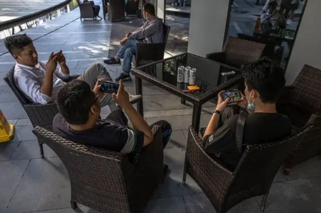 अनलाइन गेमिङमा रमाउँदै वयस्कहरू