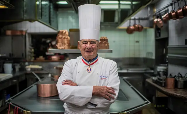 Bocuse en su cocina en L'Auberge en 2012.