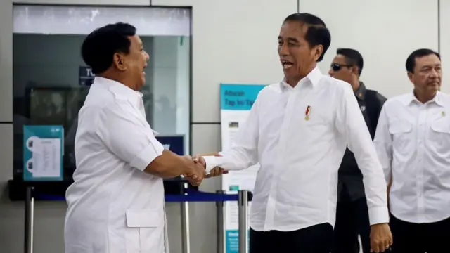 Presiden Joko Widodo (kanan) bersama Prabowo Subianto (kiri) saat naik MRT bersama pada 13 Juli 2019