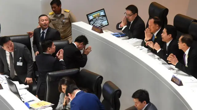 กรรมาธิการงบประมาณฝ่ายค้าน ทักทายประธานกรรมาธิการงบประมาณ