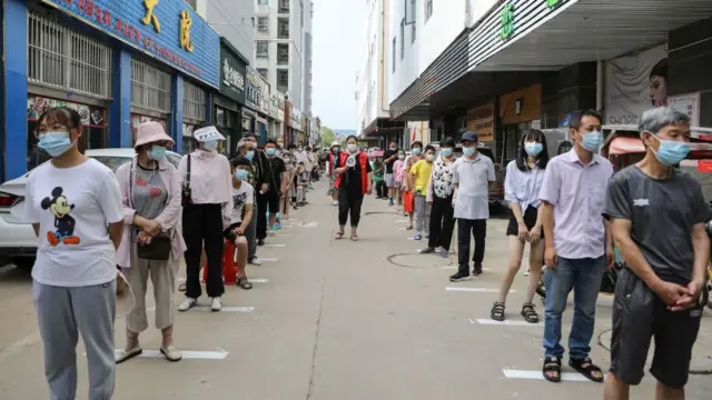 চীনের এক শহরে কোভিড টেস্টের জন্য মানুষের দীর্ঘ লাইন।