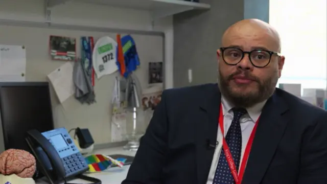 الطبيب أحمد الخليفات، الباحث في مجال علم الأعصاب في جامعة كينغز كولدج في لندن