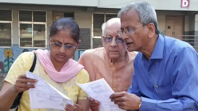 पुण्यात मतदान केंद्रावर गर्दी