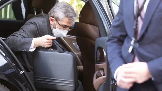 كبير المفاوضين النوويين الإيرانيين علي باقري كني في فيينا، 8 فبراير/شباط 2022