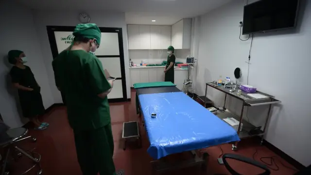 นพ.อดุลย์ชัยเตรียมพร้อมสำหรับการผ่าตัด