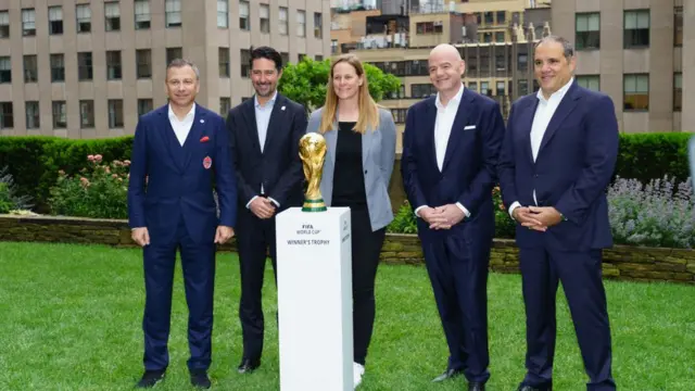 رئيس الاتحاد الكندي لكرة القدم نيك بونتيس، ورئيس الاتحاد المكسيكي يون دي لويزا بلازاس، ورئيس الاتحاد الأمريكي سيندي بارلو كون، ورئيس الفيفا جياني إنفانتينو ، ورئيس كونكاكاف فيكتور مونتالياني مع كأس العالم خلال مؤتمر صحفي في 30 16 يونيو/حزيران 2022