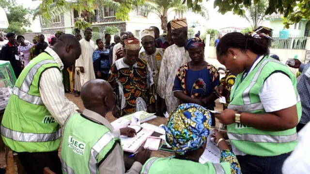 Awọn oludibo ati osisẹ idibo ni ibudo idibo kan