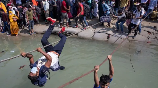 প্রাণের ঝুঁকি নিয়ে ফেরিতে ওঠার চেষ্টা।