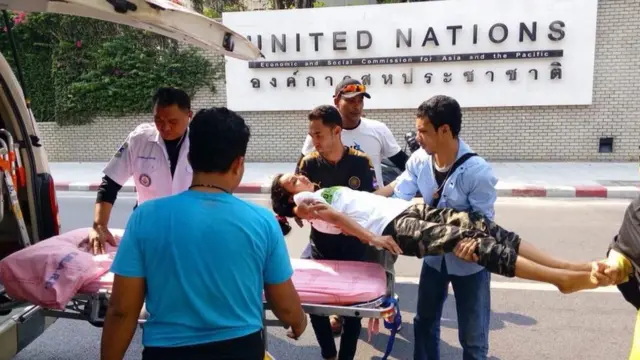 เจ้าหน้าที่นำผู้อดอาหารประท้วงที่เป็นลมไปยังโรงพยาบาล