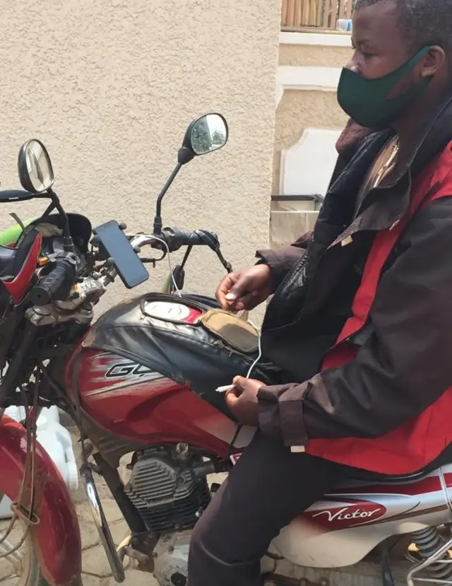 Umumotari na mubazi yahawe - iri kuri moto- ibara urugendo n'amafaranga umugenzi yishyura