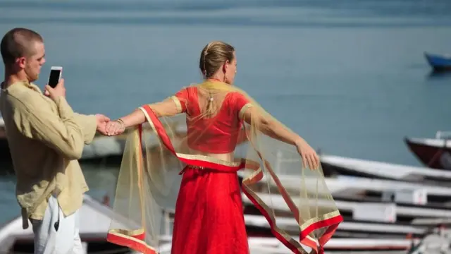 ગંગા નદી ઉપર પર્યટકોની તસવીર